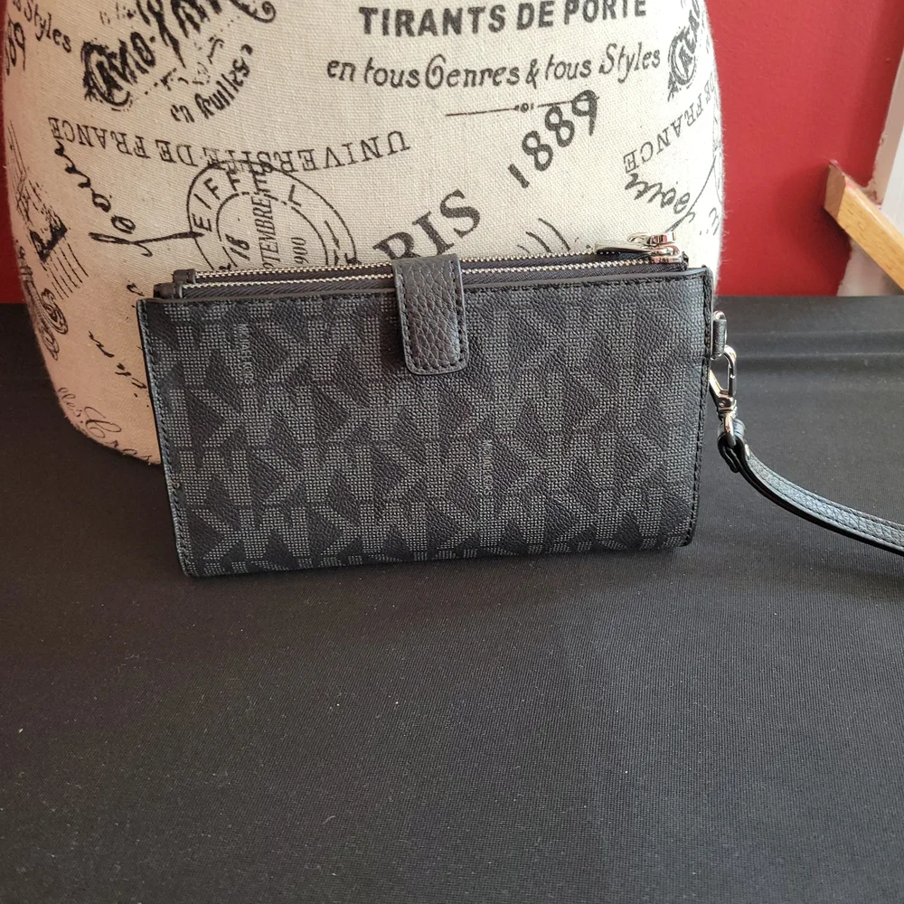 Michael Kors Black Wristlet Wallet - Picture 2 of 5